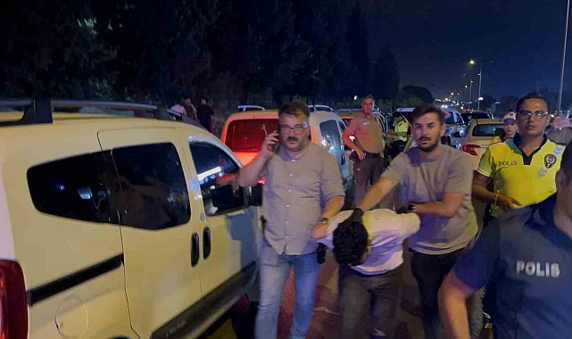 Göçmen kaçakçıları polisten kaçarken kaza yaptı: Otomobilden balık istifi 9 kişi çıktı