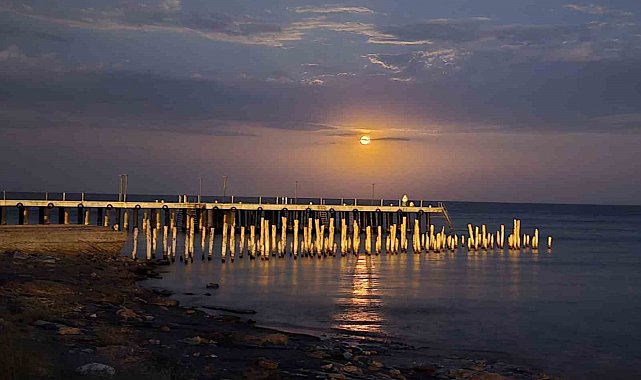 Gökyüzünde dolunay, Van Gölü'nde yakamoz