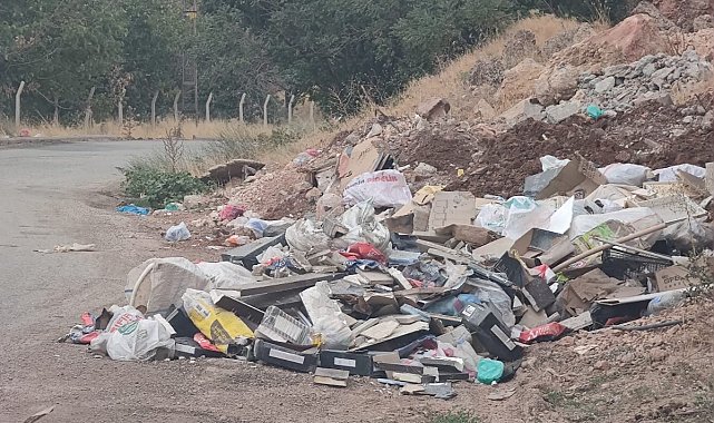 Gölbaşı'nda yol kenarına bırakılan çöpler çevre kirliliğine yol açıyor