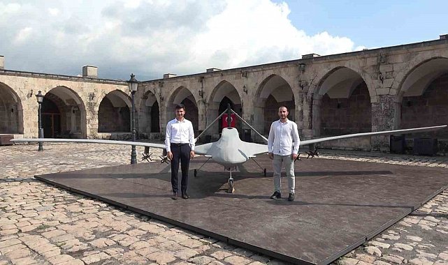 Görünümüyle mest eden yarım ton ağırlığındaki ahşap Bayraktar TB2 maketini 30 günde yaptılar