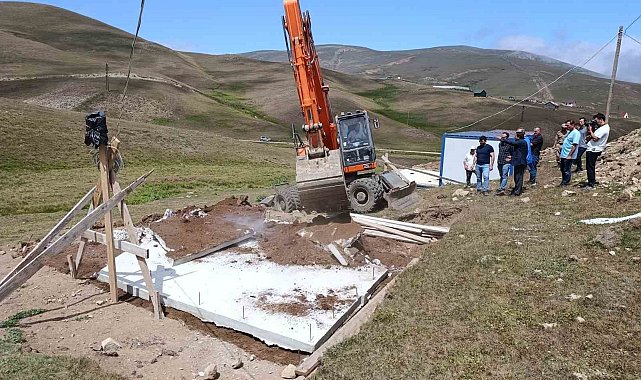 Gümüşhane'de yayladaki kaçak yapılar yıkılıyor