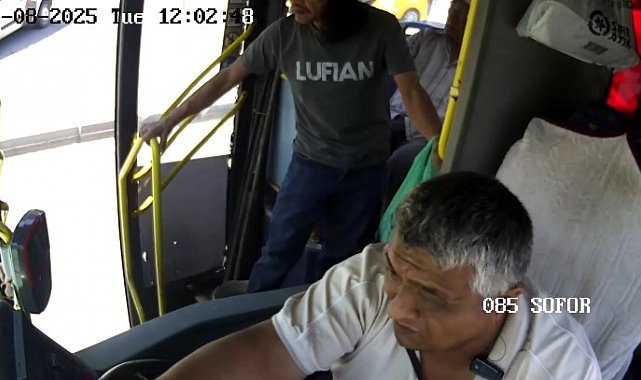 Güzergahını değiştirip baygınlık geçiren kadını hastaneye götürdü