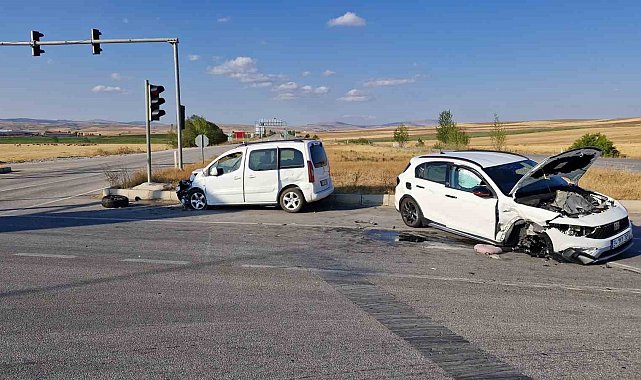 Hafif ticari araç ile otomobil çarpıştı: 10 kişi yaralandı