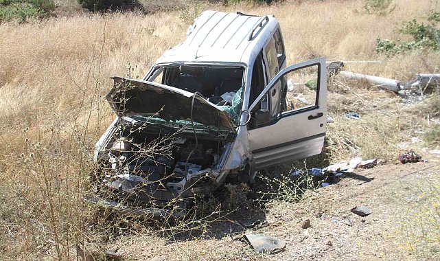 Hafif ticari araç önce ağaca sonra direğe çarptı: 5 yaralı