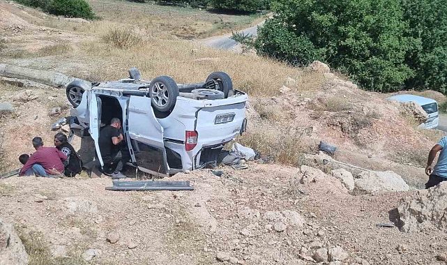 Hafif ticari araç şarampole yuvarlandı: 2'si ağır 5 yaralı