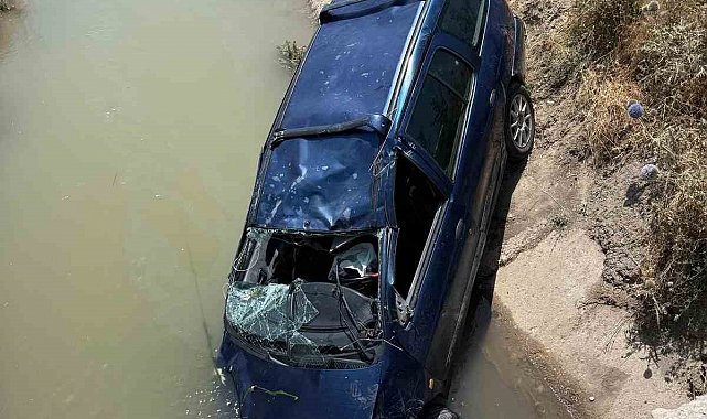 Hafif ticari kamyonet su kanalına düştü: 1 ölü, 2 yaralı