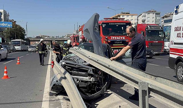 Hafriyat kamyonu ile çarpışan otomobil demir bariyerlerin altına girdi: 2 yaralı