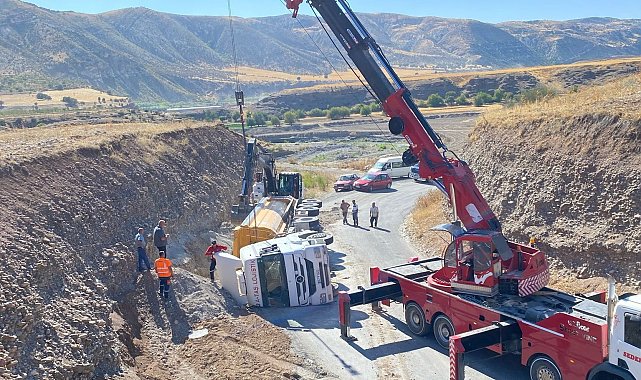 Hafriyat yüklü kamyon devrildi: 1 yaralı