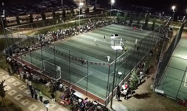 Hakemin kararına tepki gösteren taraftarlar saha kapısına akın etti