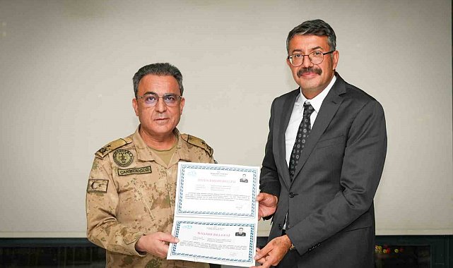 Hakkari'de tayini çıkan komutanları veda yemeği