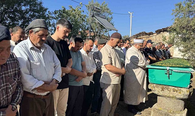 Hasar gören camiden malzemelerin üzerine düşmesi sonucu ölen adam toprağa verildi