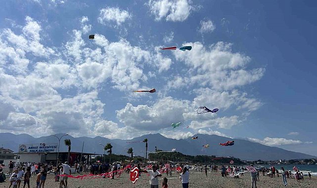 Hatay'da gökyüzü rengarenk uçurtmalarla renklendi