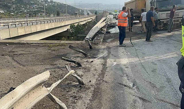 Hatay'da kontrolden çıkan tır bariyerlere saplandı