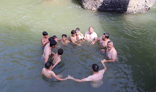 Hem serinliyor hem de eğleniyorlar