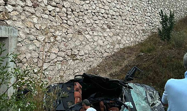 Hurdaya dönen otomobil iki kişiye mezar oldu