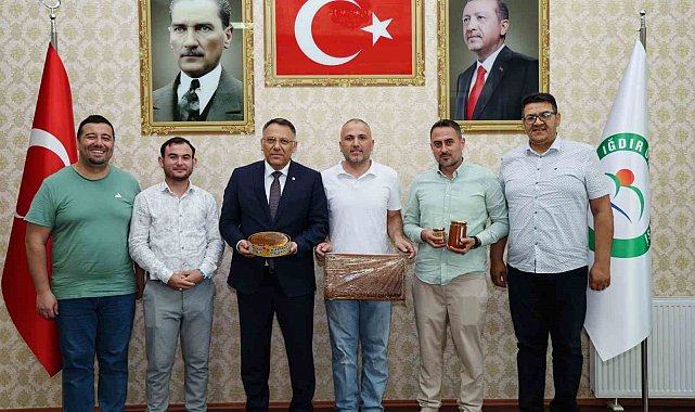 Iğdır Üniversitesi Ağrı Dağı eteklerinde ürettiği balın hasadını yaptı