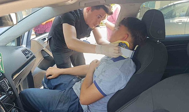 İlk tedavisi çarpıştığı otomobilde yapıldı