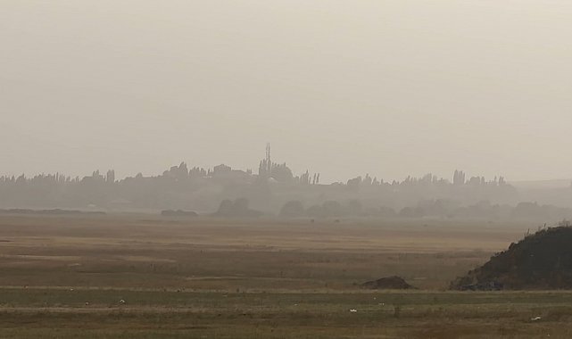 Irak ve Suriye'den gelen toz bulutu Yüksekova'yı kapladı