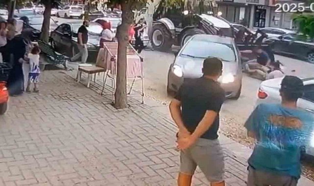 İş makinesi operatörü 5 araca çarptı, kepçesine aldığı 2 yaya yaralandı
