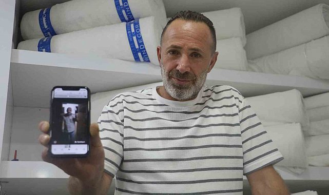 İş yerine giren 2 metrelik yılana "kanka" diye hitap edip boynuna doladı