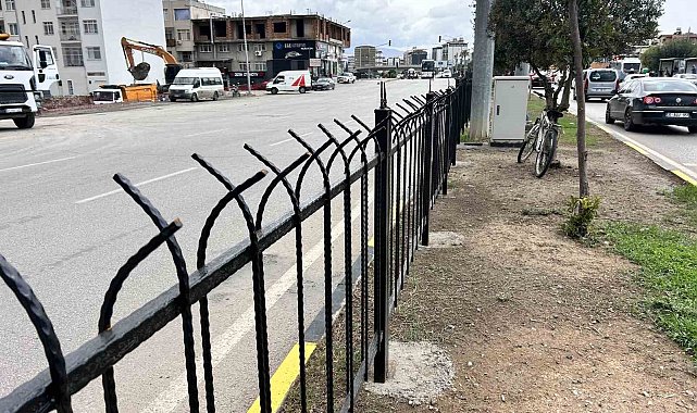 İskenderun'da ölümcül kazalara karşı orta refüje demir korkuluk