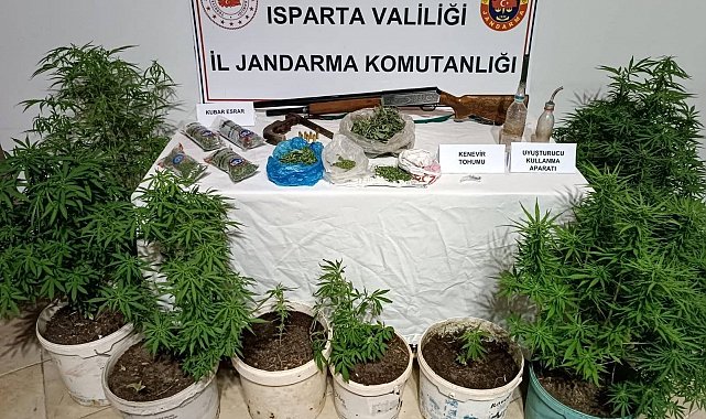 Isparta'da bir eve düzenlenen operasyonda esrar ve kenevir ele geçirildi