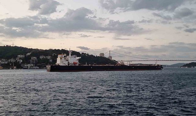 İstanbul Boğazı arızalanan petrol tankeri nedeniyle gemi trafiğine kapatıldı