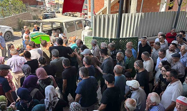 İstanbul'da evinde ölü bulunan üniversiteli genç kız Amasya'da defnedildi