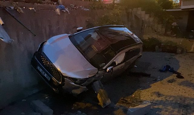 İstanbul'da otomobil apartmanın bahçesine düştü: 1 yaralı