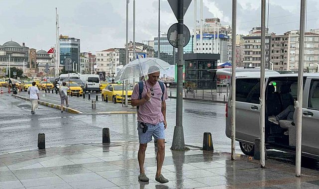 İstanbul'da yağmur etkili oldu: Taksim Meydanı ve çevresinde bazı vatandaşlar şemsiye açtı