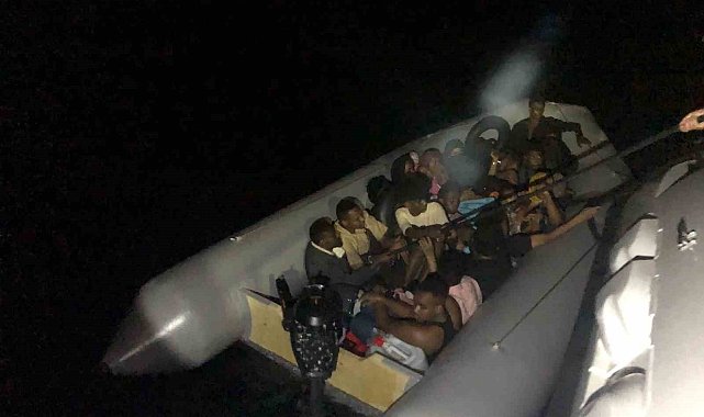 İzmir açıklarında 20 göçmen yakalandı