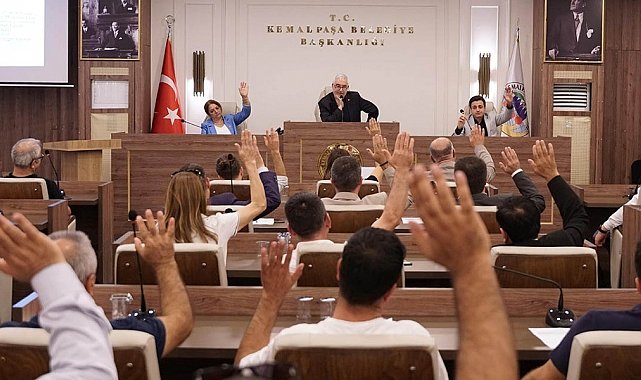 İzmir'de CHP'li Başkan ve meclis üyeleri ile AK Partili meclis üyesi arasında gerginlik