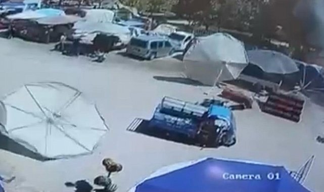 İzmir'de pazar şemsiyesi hamile kadın ve çocuğunun üzerine düştü