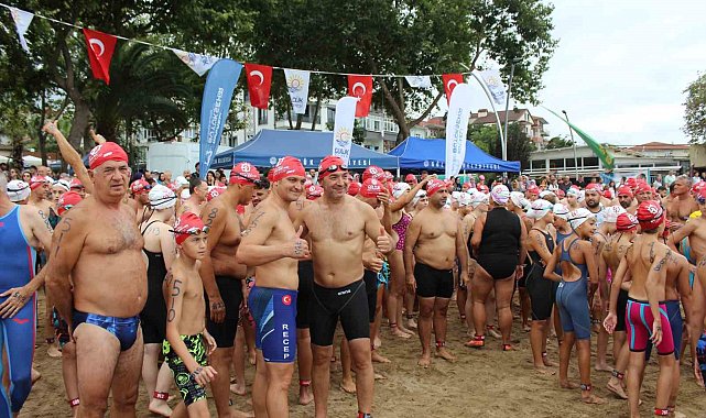 İzmit Körfezi'nde nefesler tutuldu: 343 kişi aynı anda 2 bin 600 metre kulaç attı