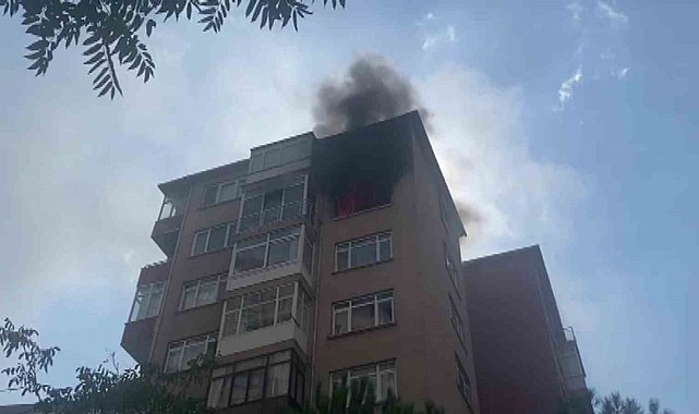 Kadıköy'de 11 katlı binada yangın paniği: Anne ve iki çocuğu dumandan etkilendi