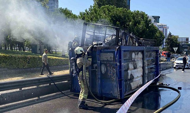 Kadıköy'de hurda yüklü kamyonun dorsesi alev alev yandı