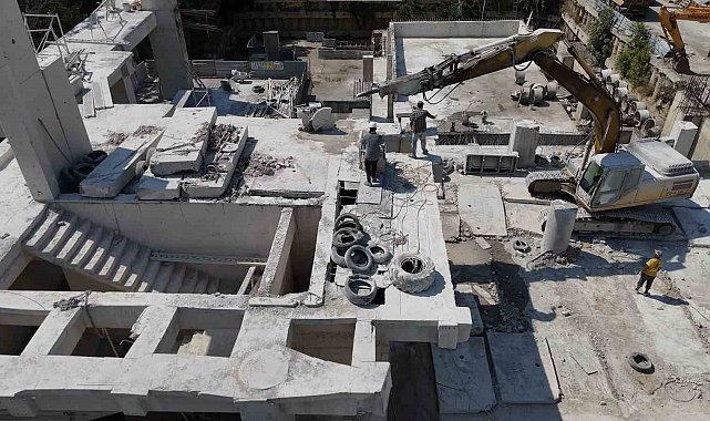 Kadıköy'deki spor kompleksi tamamlanamadan çürümeye terk edildi