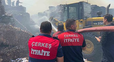 Kağıt fabrikasının hammadde deposunda korkutan yangın