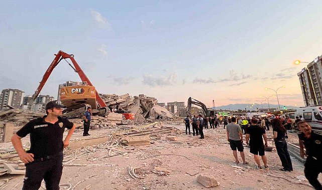 Kahramanmaraş'ta bina yıkımı sırasında iş makinası operatörü göçük altında kaldı