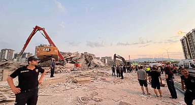 Kahramanmaraş'ta bina yıkımı sırasında iş makinası operatörü göçük altında kaldı