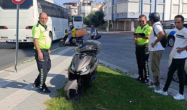 Kaldırımdaki trafik levhasına çarpan motorlu bisikletin sürücü yaralandı
