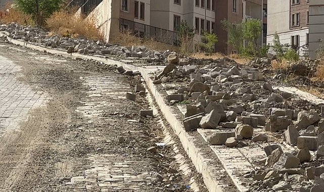 Kaldırımlarda bırakılan moloz yığınları tepkilere neden oldu