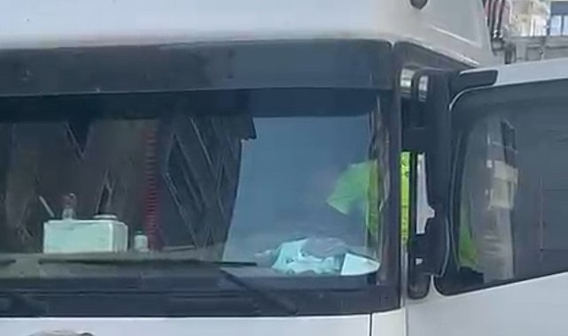 Kalp krizi geçiren tır sürüsü otomobile çarptı: 2 yaralı