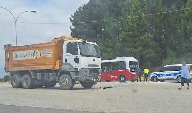 Kamyon ile minibüs çarpıştı 4 kişi yaralandı