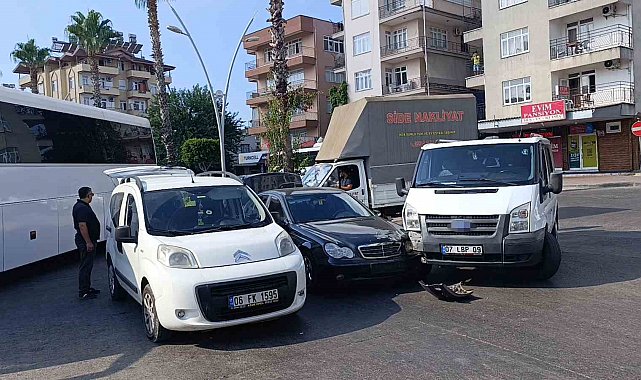 Kamyonet ile otomobil çarpıştı: 1 yaralı