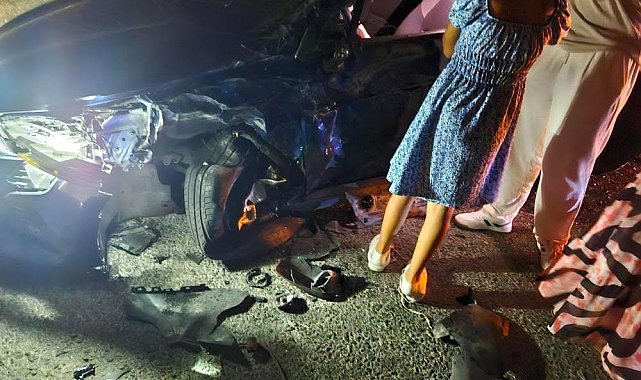 Kamyonet ile otomobil kafa kafa çarpıştı: 1'i polis 3 yaralı