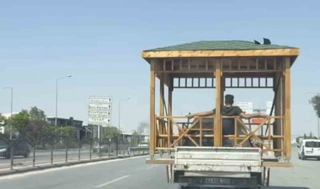 Kamyonet kasasında kamelya keyfi