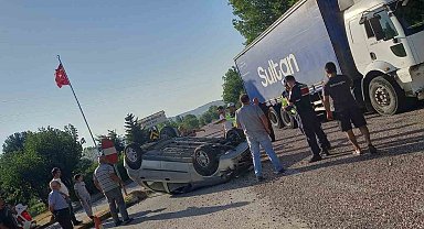Kamyonla çarpışan otomobil takla attı: 1'i çocuk 5 yaralı