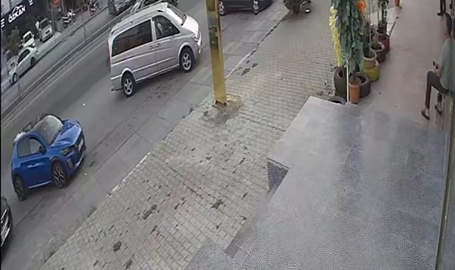 Kamyonun çarptığı otomobilin sürüklendiği kaza kamerada