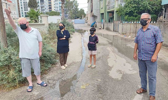 Kanalizasyon taştı, vatandaş sokağa maskesiz çıkamaz hale geldi